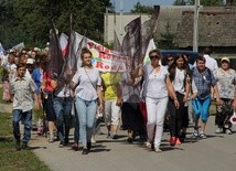 Pątnicy do Jarosławic docierają na Mszę św. o 12.00