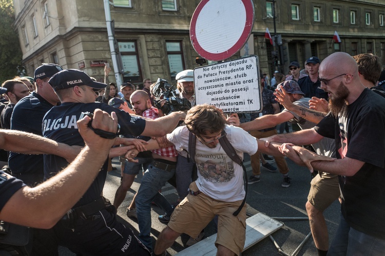 Marsz narodowców i blokady antyfaszytów