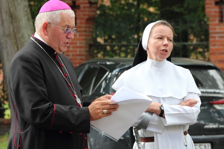 Nałożenie paliusza abp. Józefowi Górzyńskiemu