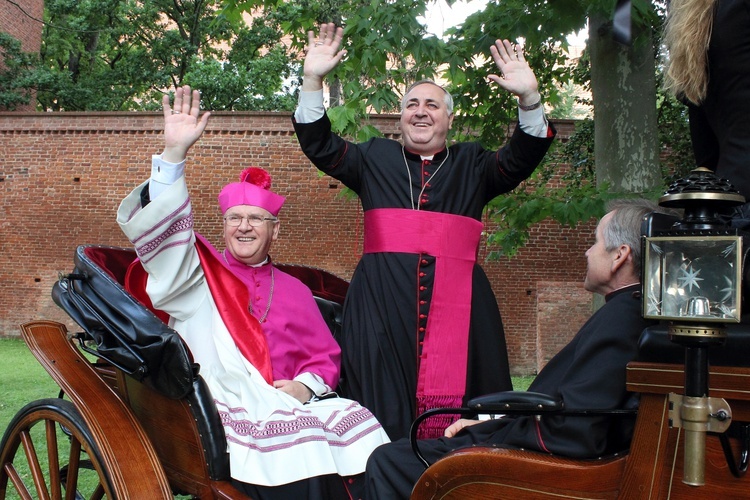 Nałożenie paliusza abp. Józefowi Górzyńskiemu