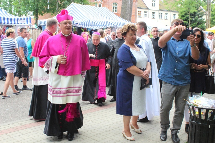 Nałożenie paliusza abp. Józefowi Górzyńskiemu