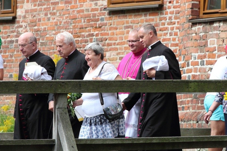 Nałożenie paliusza abp. Józefowi Górzyńskiemu