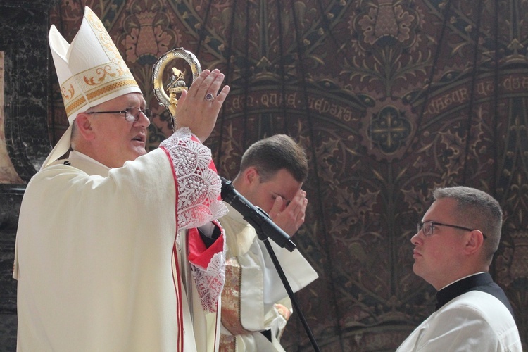 Nałożenie paliusza abp. Józefowi Górzyńskiemu