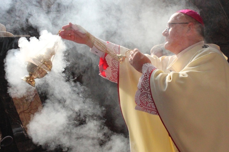 Nałożenie paliusza abp. Józefowi Górzyńskiemu