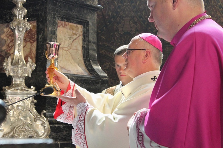 Nałożenie paliusza abp. Józefowi Górzyńskiemu