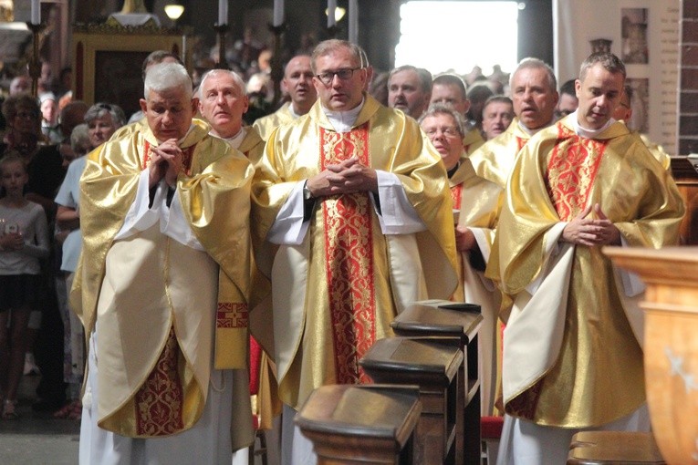 Nałożenie paliusza abp. Józefowi Górzyńskiemu