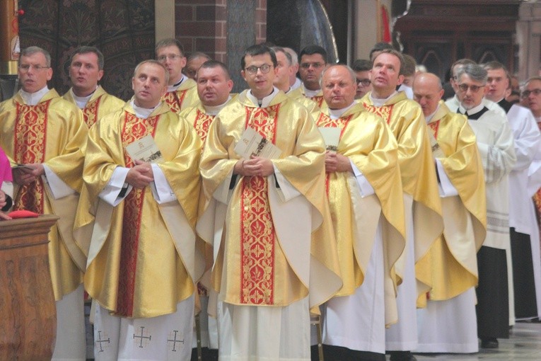 Nałożenie paliusza abp. Józefowi Górzyńskiemu