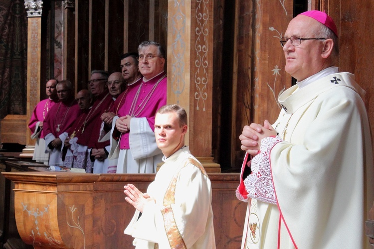 Nałożenie paliusza abp. Józefowi Górzyńskiemu