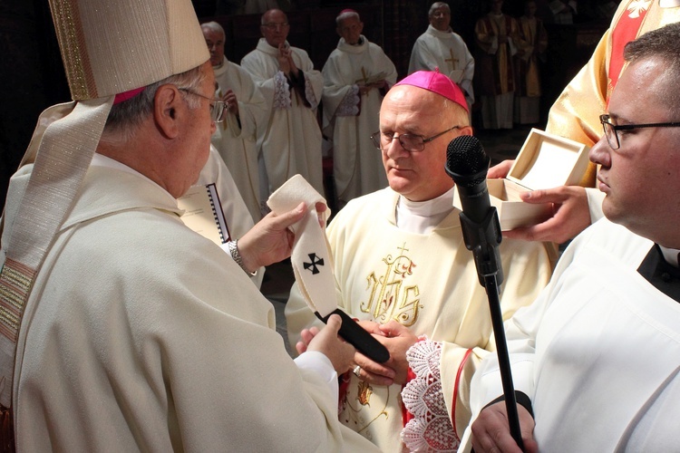 Nałożenie paliusza abp. Józefowi Górzyńskiemu