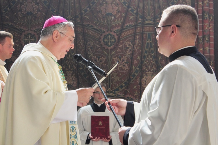 Nałożenie paliusza abp. Józefowi Górzyńskiemu