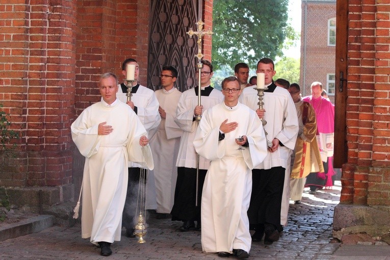 Nałożenie paliusza abp. Józefowi Górzyńskiemu