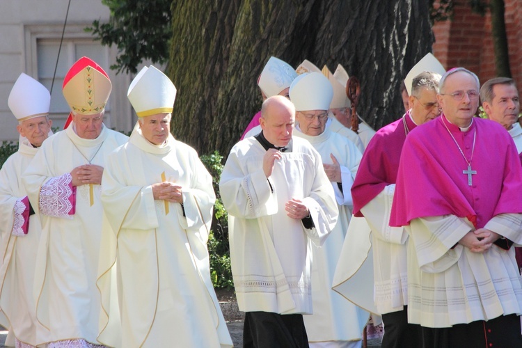 Nałożenie paliusza abp. Józefowi Górzyńskiemu