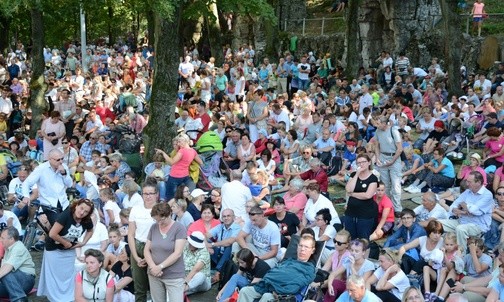 Pielgrzymi zaśpiewali jubilatowi "Sto lat"