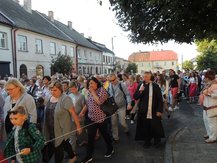 Pielgrzymi wraz ks. Wiesławem Frelkiem wyruszają w stronę Suserza