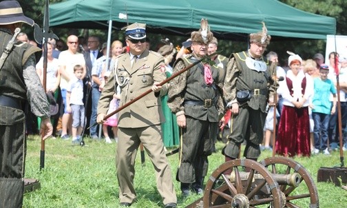 Pokazy wystrzałów z historycznych dział odbyły się z udziałem dowódców, a także bp. Gregera i kustosza bazyliki o. Bogdana Kocańdy