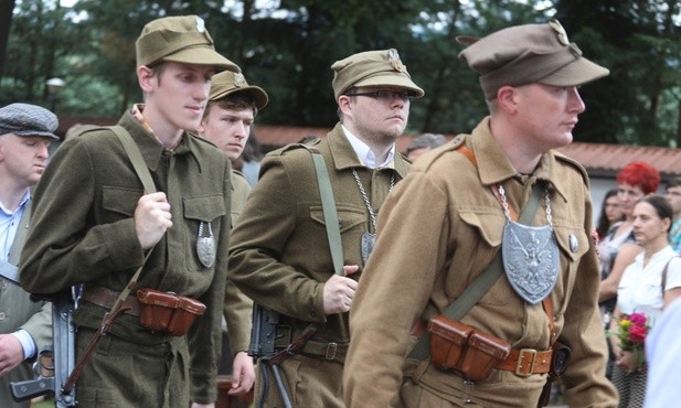 W procesji wzięły udział poczty sztandarowe organizacji kombatanckich i grupy rekonstrukcji historycznej