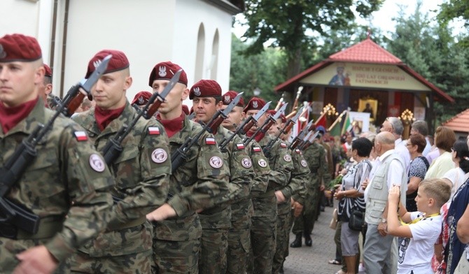 Kompania honorowa bielskich komandosów podczas uroczystej procesji w Rychwałdzie