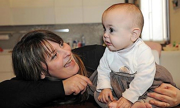 Vanna Pironato i jej przedwcześnie narodzona córeczka Amanda, uratowana za wstawiennictwem bł. Pawła VI. Na tym zdjęciu dziewczynka ma niewiele ponad rok.