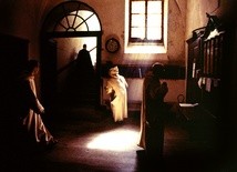Książka powstała w klasztorze kartuzów La Grande Chartreuse (Francja). Życie kartuzów zostało ukazane w filmie dokumentalnym „Wielka cisza” (kadr na zdjęciu).