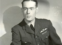 Leonard Cheshire (1917–1992), bohater wojenny, konwertyta, filantrop.