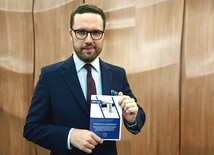 Raport o funduszach prezentuje dr Tymoteusz Zych, jeden z prawników działających w Ordo Iuris.