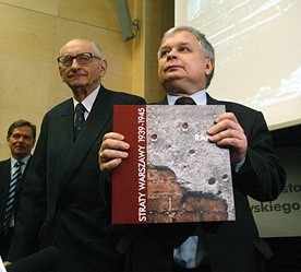 Lech Kaczyński jako prezydent Warszawy powołał komisję, która obliczyła straty wojenne w stolicy.