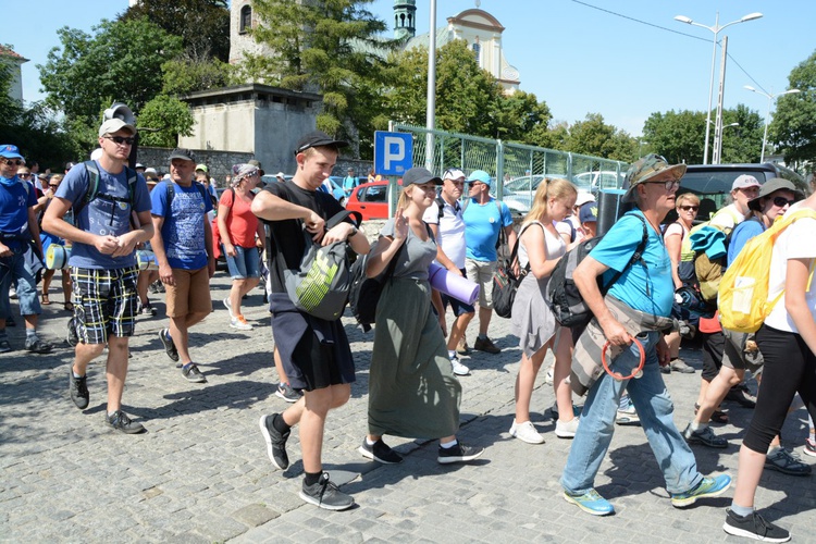 W drodze na pielgrzymkowy obiad