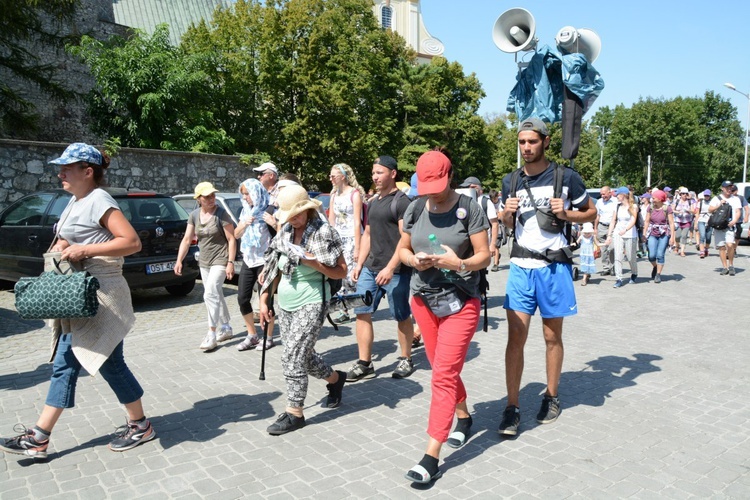 W drodze na pielgrzymkowy obiad