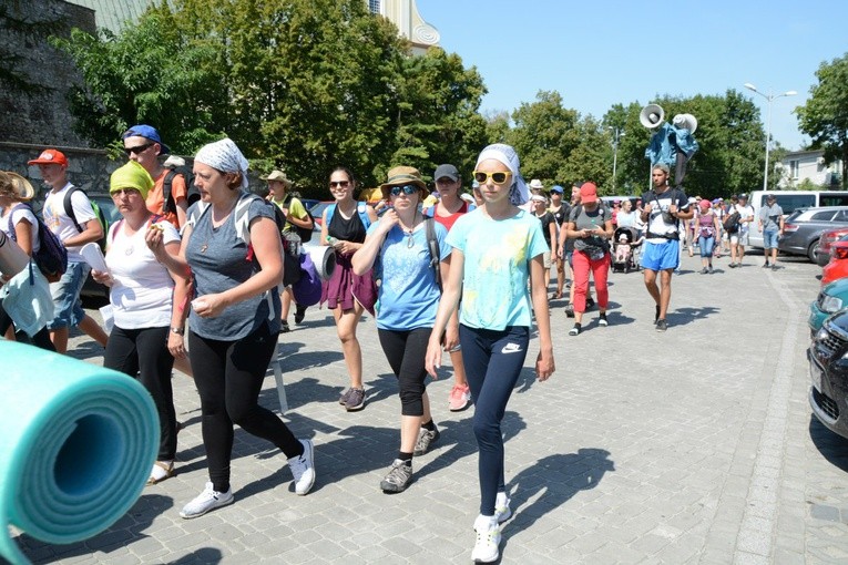 W drodze na pielgrzymkowy obiad