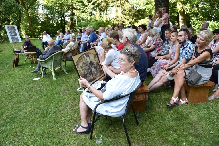 Uczestnicy oglądali m.in. szkice Artura Grottgera i malowane na ich podstawie akwarele Kazimiery Kłoczowskiej