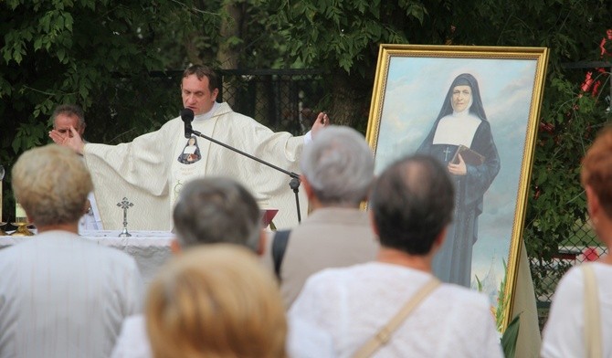 Ks. Adam Matysiak odprawia Mszę św. polową