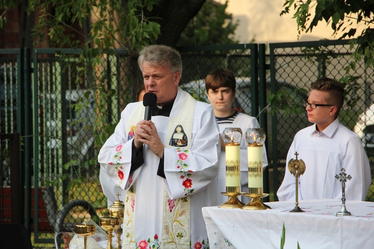 Msza św. przy kapliczce św. Rocha w Łowiczu