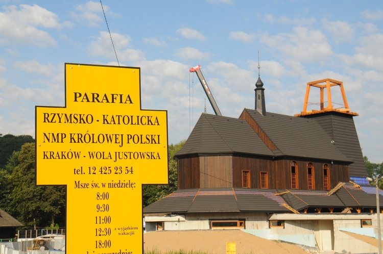 Osadzanie hełmu na wieży kościoła na Woli Justowskiej