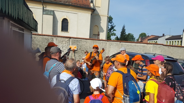 Pielgrzymi idą dziś przez cały dzień