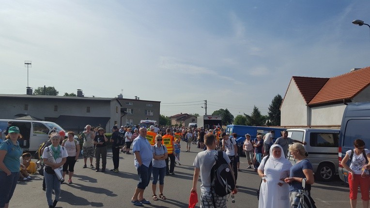 Pielgrzymi idą dziś przez cały dzień