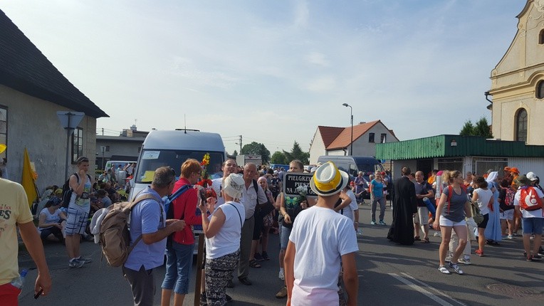 Pielgrzymi idą dziś przez cały dzień