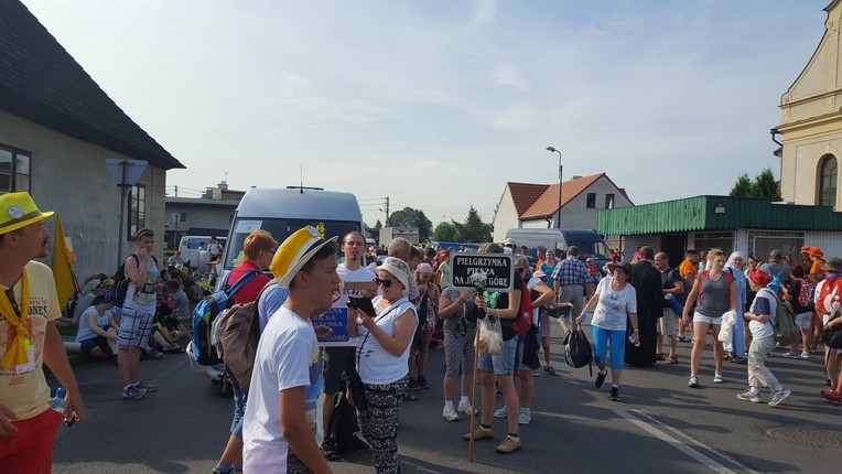Pielgrzymi idą dziś przez cały dzień