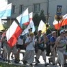 Na czele każdej grupy są niesione flagi narodowe, papieskie i maryjne