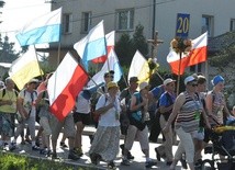 Na czele każdej grupy są niesione flagi narodowe, papieskie i maryjne