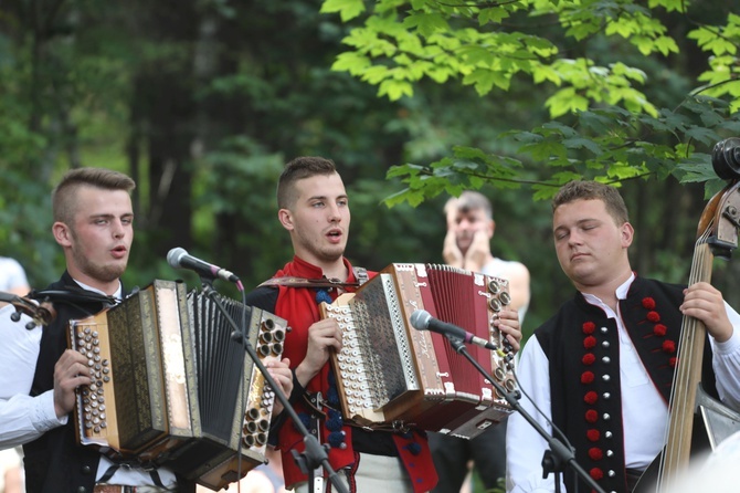 Msza św. w leśnej kaplicy na Baraniej Cisieckiej