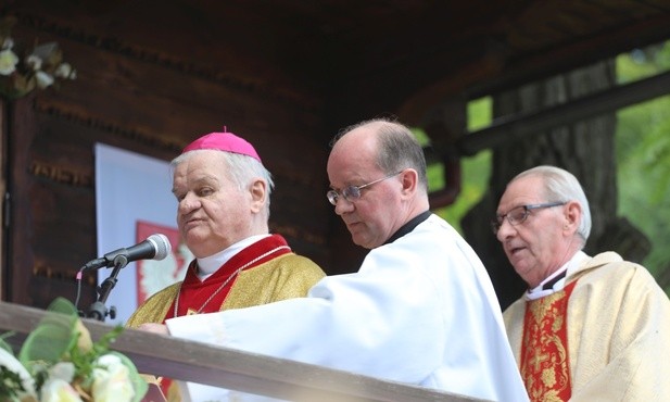 Modlitwie przewodniczył bp Tadeusz Rakoczy, który podziękował też żegnającemu się własnie z cisiecką parafia jej wieloletniemu proboszczowi ks. prał. Nowobilskiemu