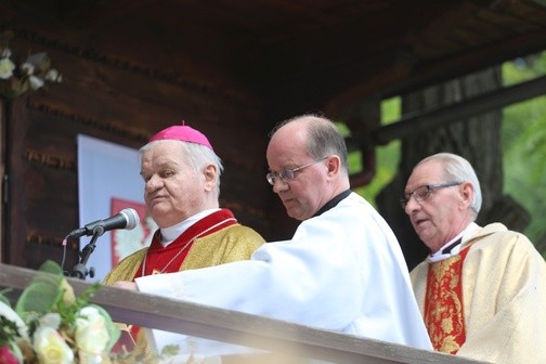 Modlitwie przewodniczył bp Tadeusz Rakoczy, który podziękował też żegnającemu się własnie z cisiecką parafia jej wieloletniemu proboszczowi ks. prał. Nowobilskiemu