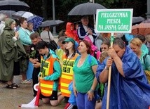 W ulewnym deszczu pokłonili się Maryi