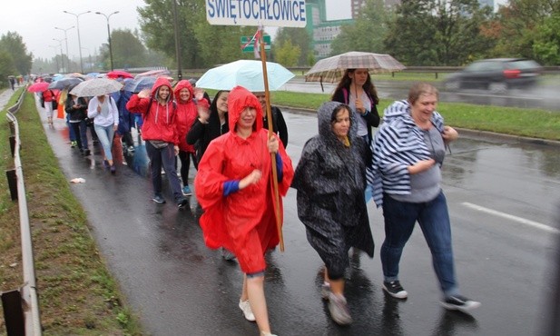 Uczestniczki Pielgrzymki Kobiet docierają do Piekar
