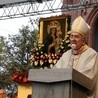 Kardynał Stanisław Ryłko wygłasza homilię na piekarskim wzgórzu