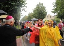 Pierwsze kilometry pątnicy pokanli przy padającym deszczu