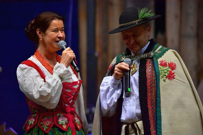 Prezentacja zespołów w namiocie festiwalowym 