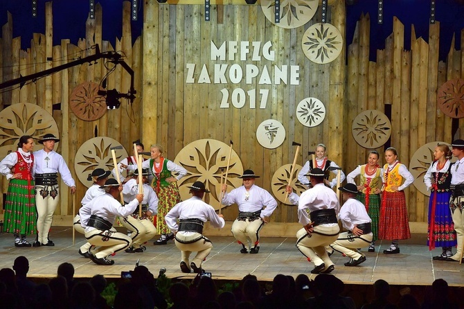 Prezentacja zespołów w namiocie festiwalowym 