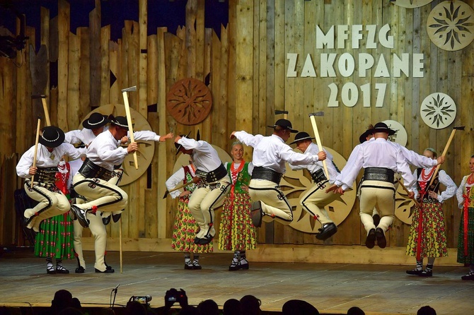 Prezentacja zespołów w namiocie festiwalowym 