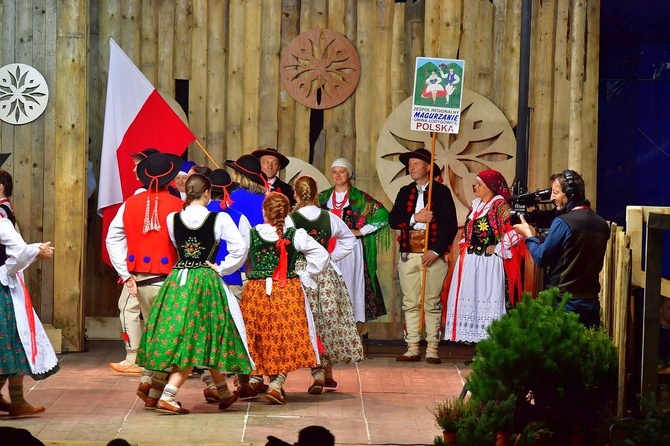 Prezentacja zespołów w namiocie festiwalowym 